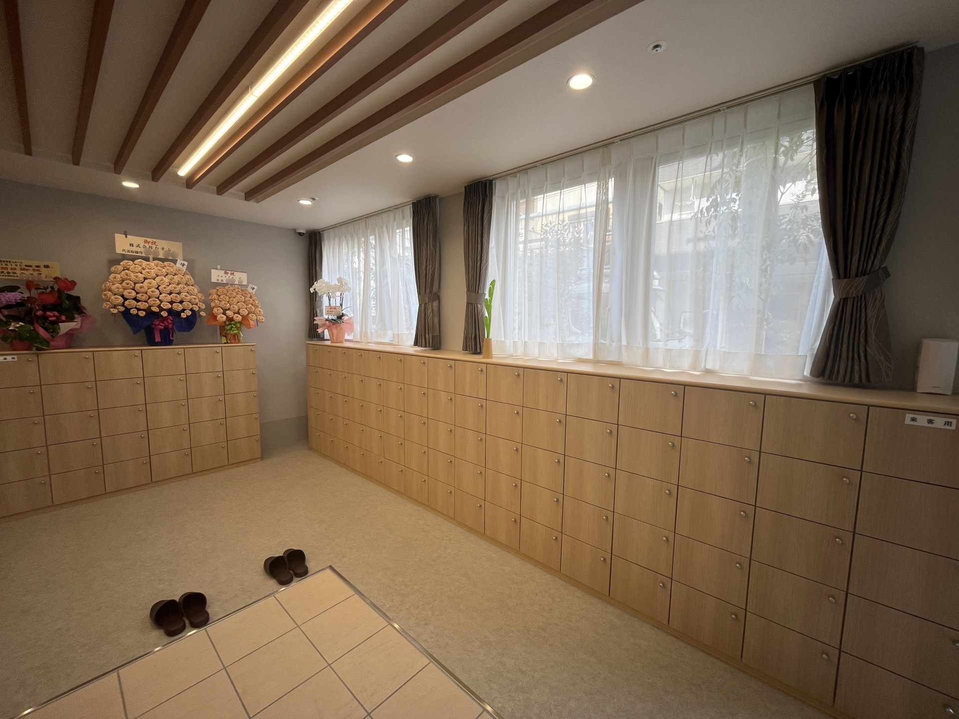 明るいロッカーエリア