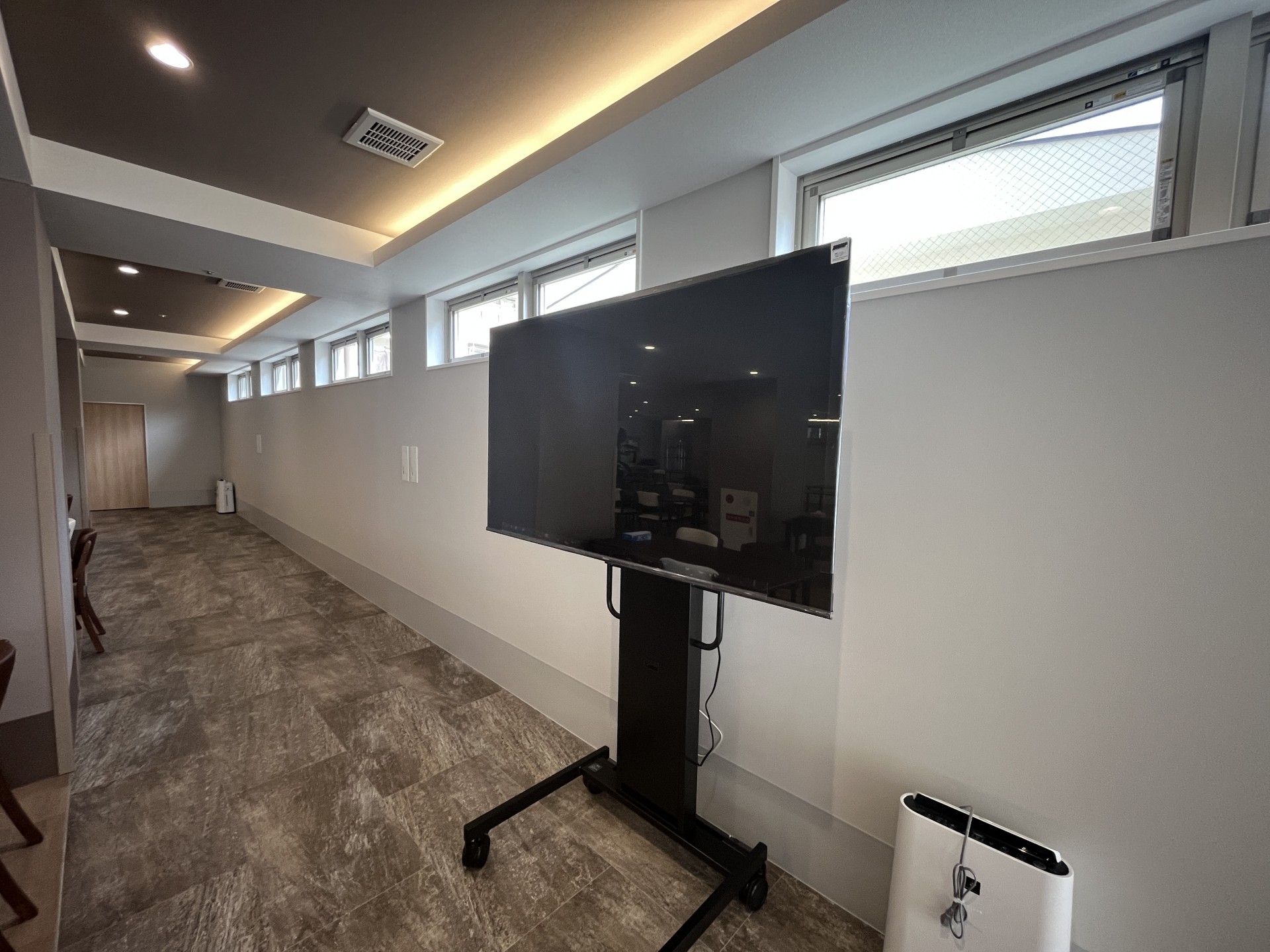 テレビが置かれた廊下