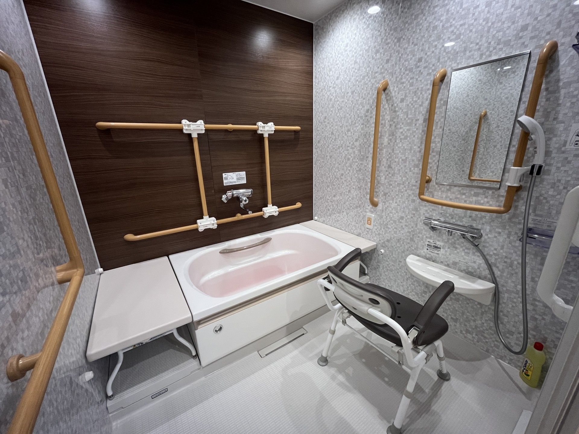 手すり付きの浴室