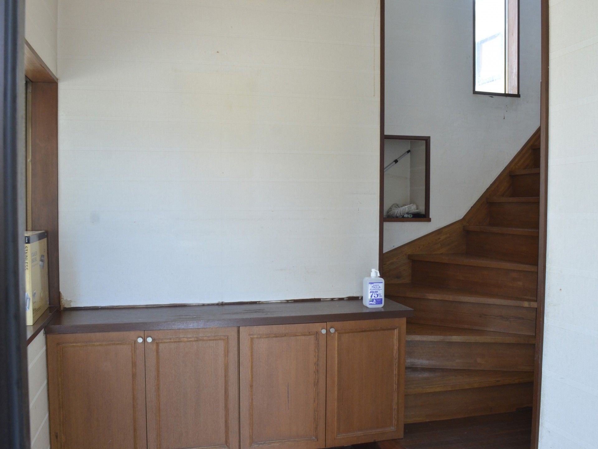 木製階段と収納棚