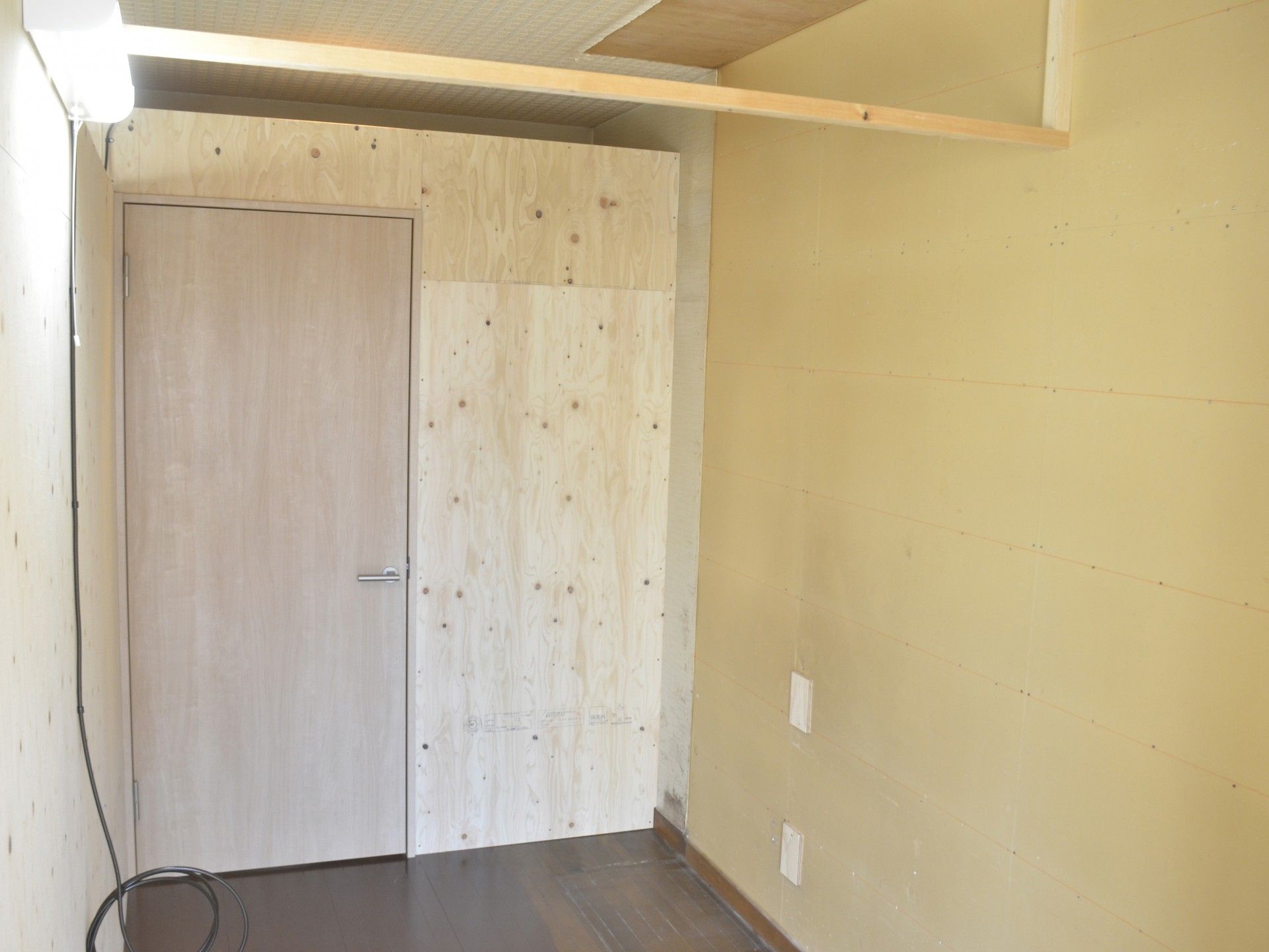 木製ドアのある廊下