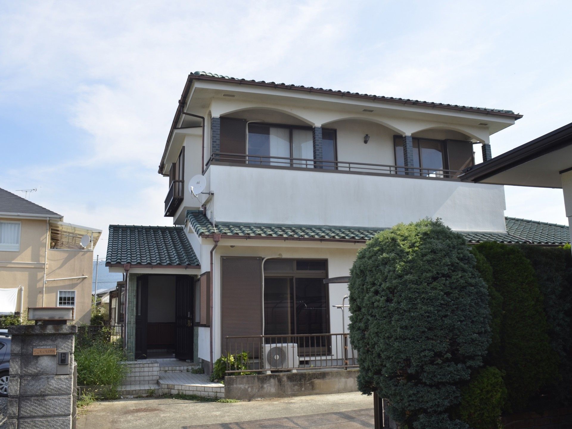 緑に囲まれた建物外観