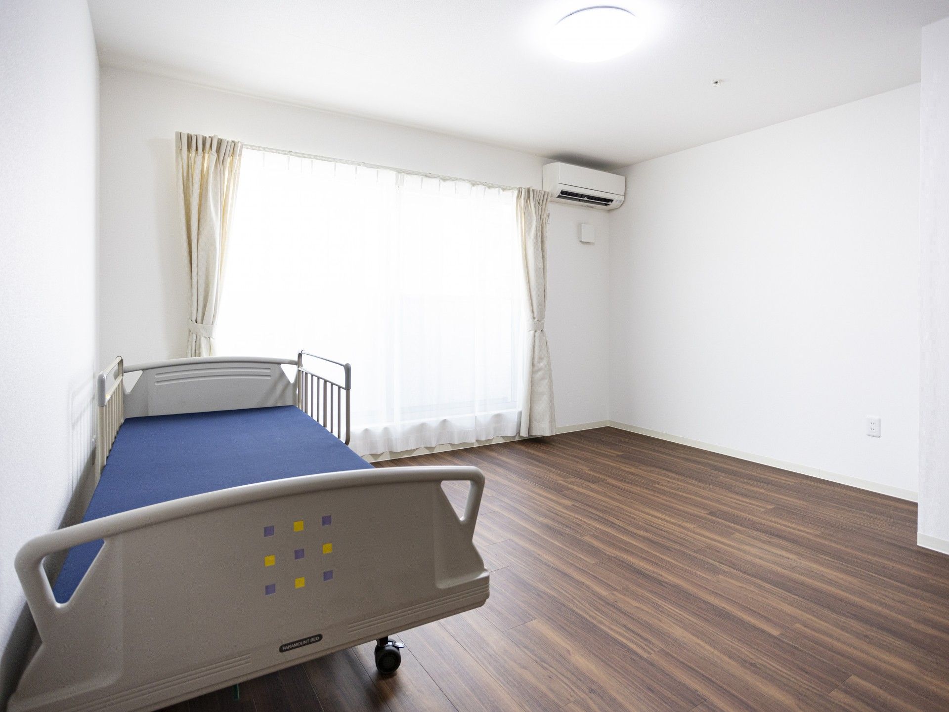 明るい個室のベッド