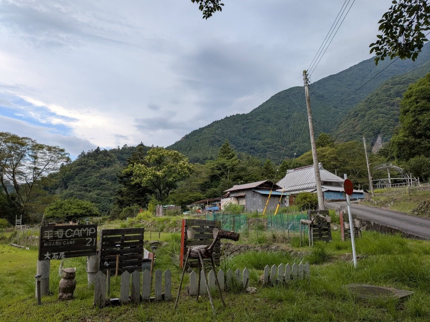 山に囲まれた静かな風景
