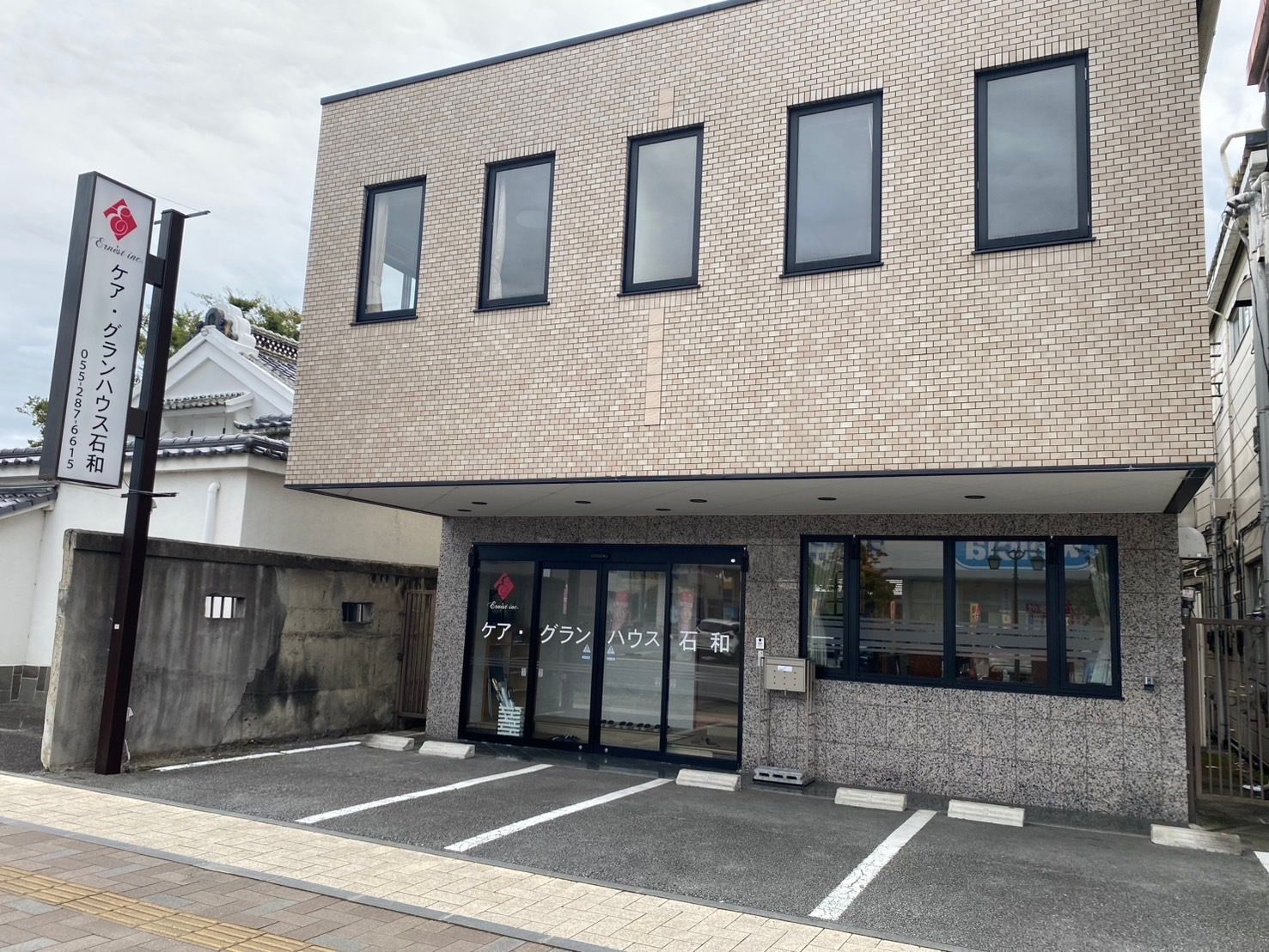 落ち着いた外観の建物