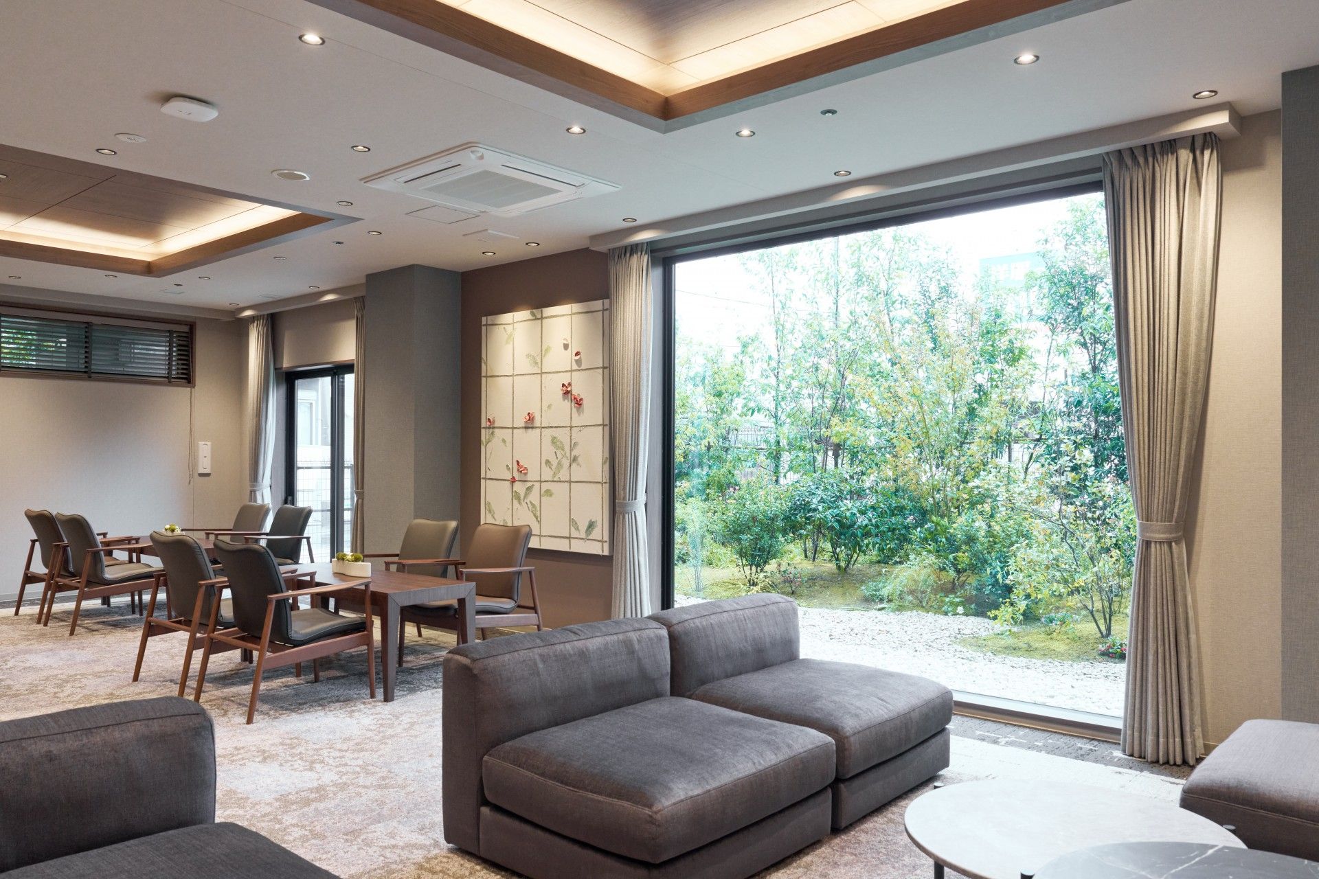 庭を望むくつろぎの空間