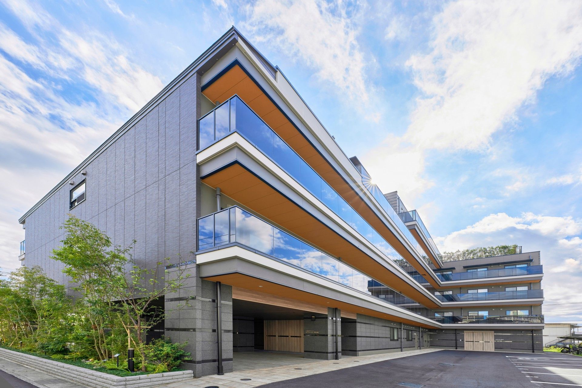 青空に映える建物外観