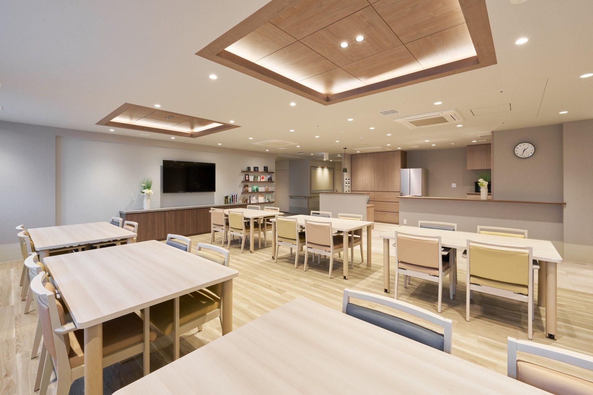 広々とした食事スペース