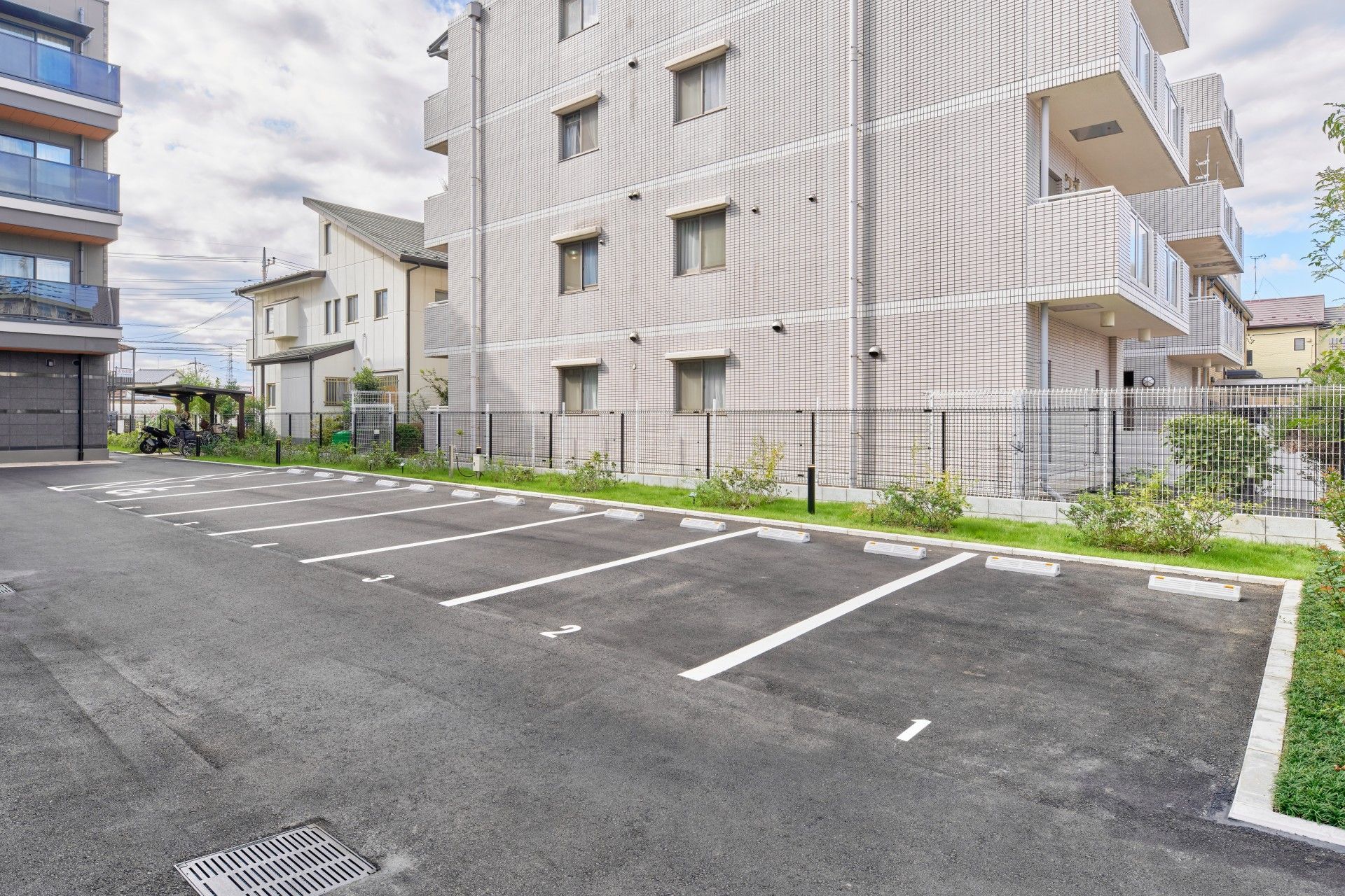 駐車スペースの外観