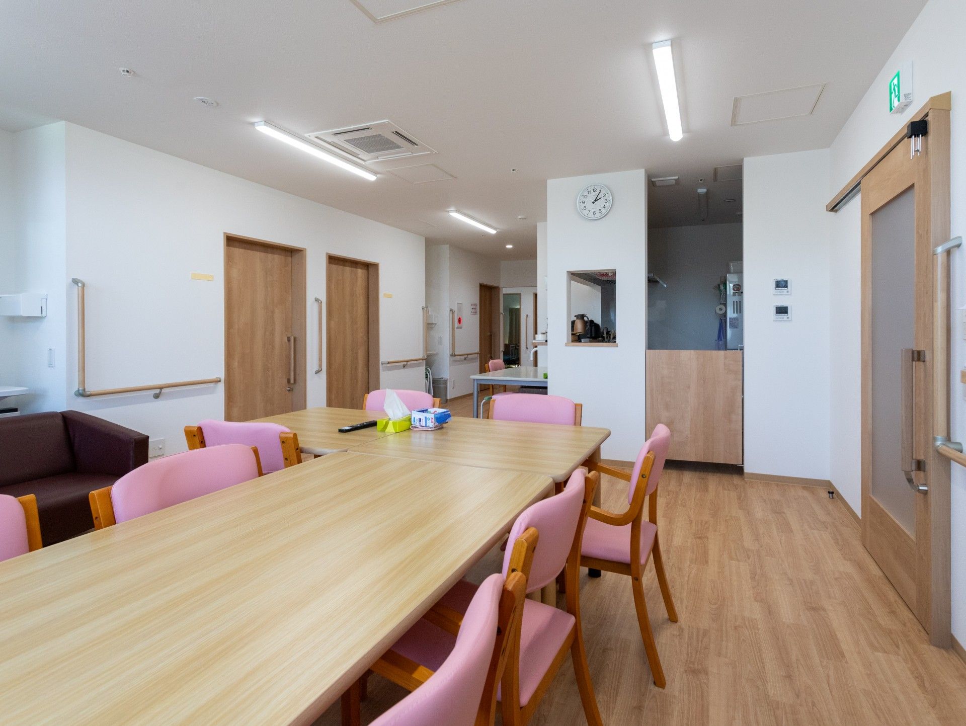 広いテーブルのある部屋