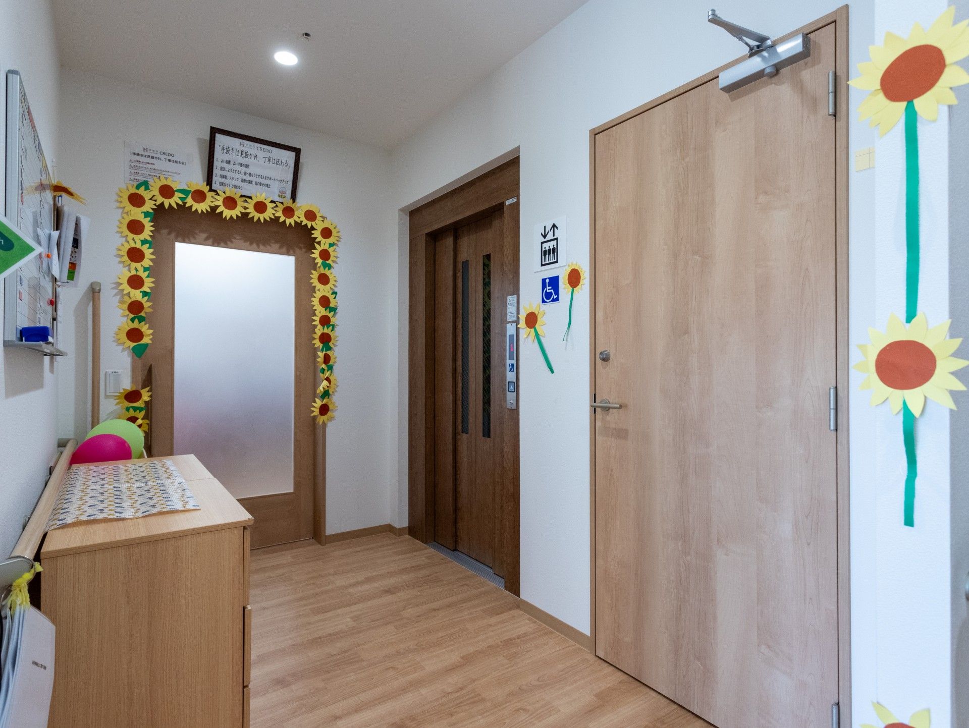 ひまわり飾りの廊下