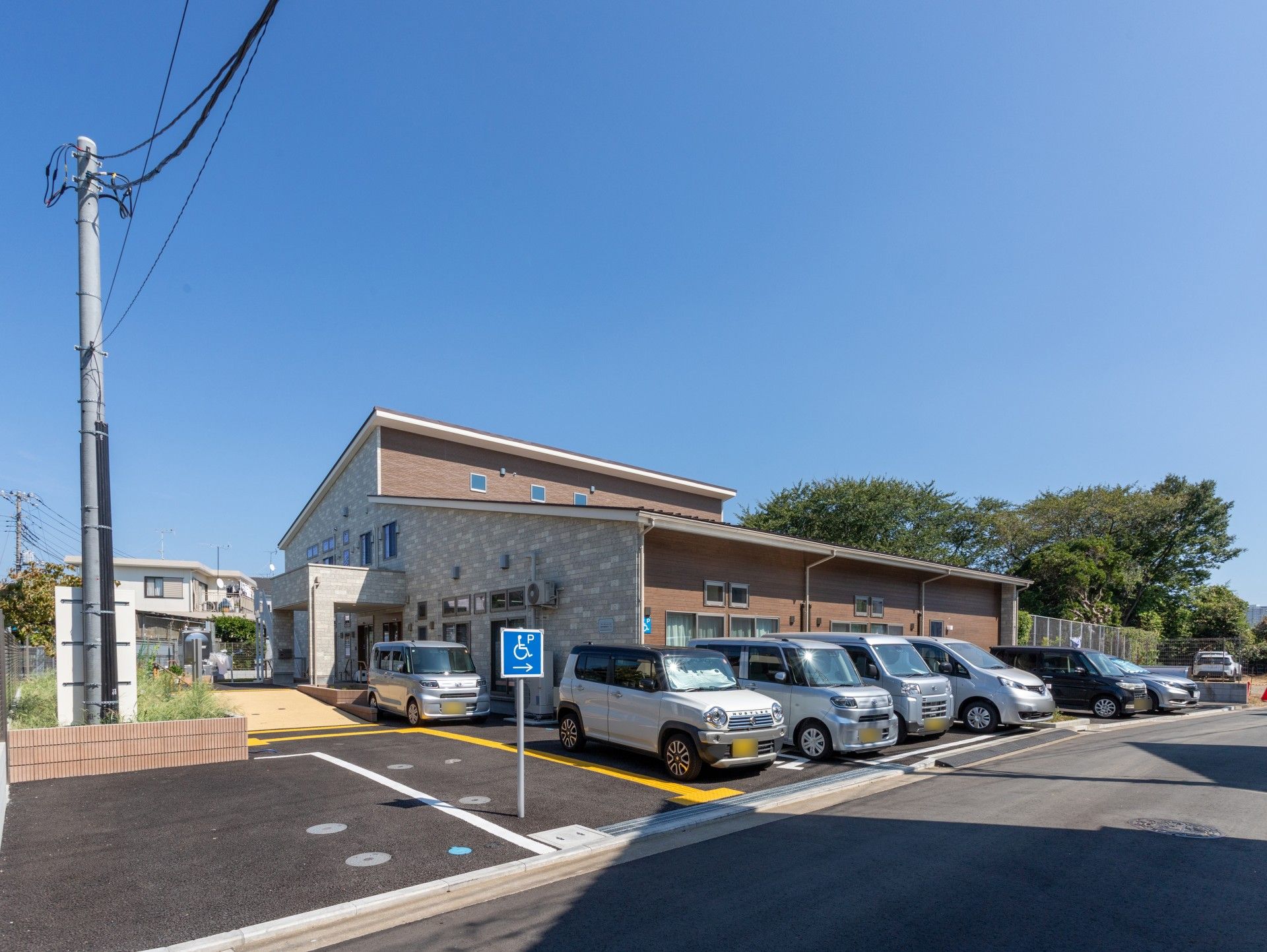 駐車場のある建物外観