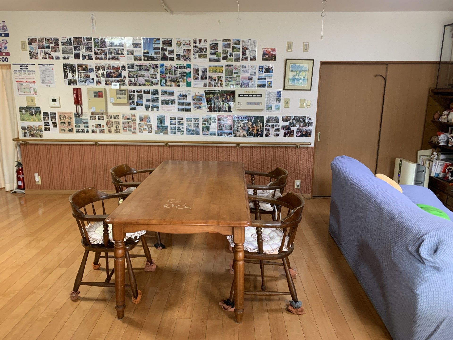 壁に写真が飾られた部屋