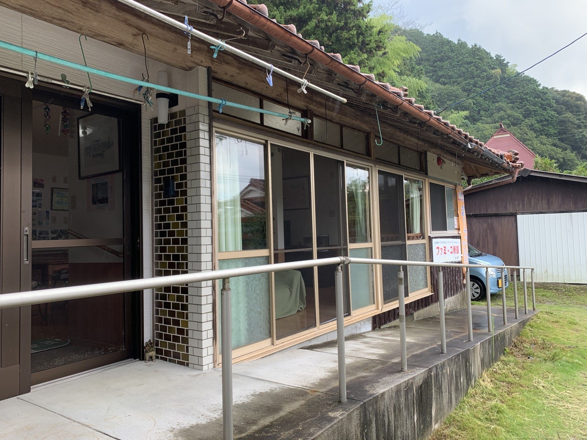 手すり付きの玄関