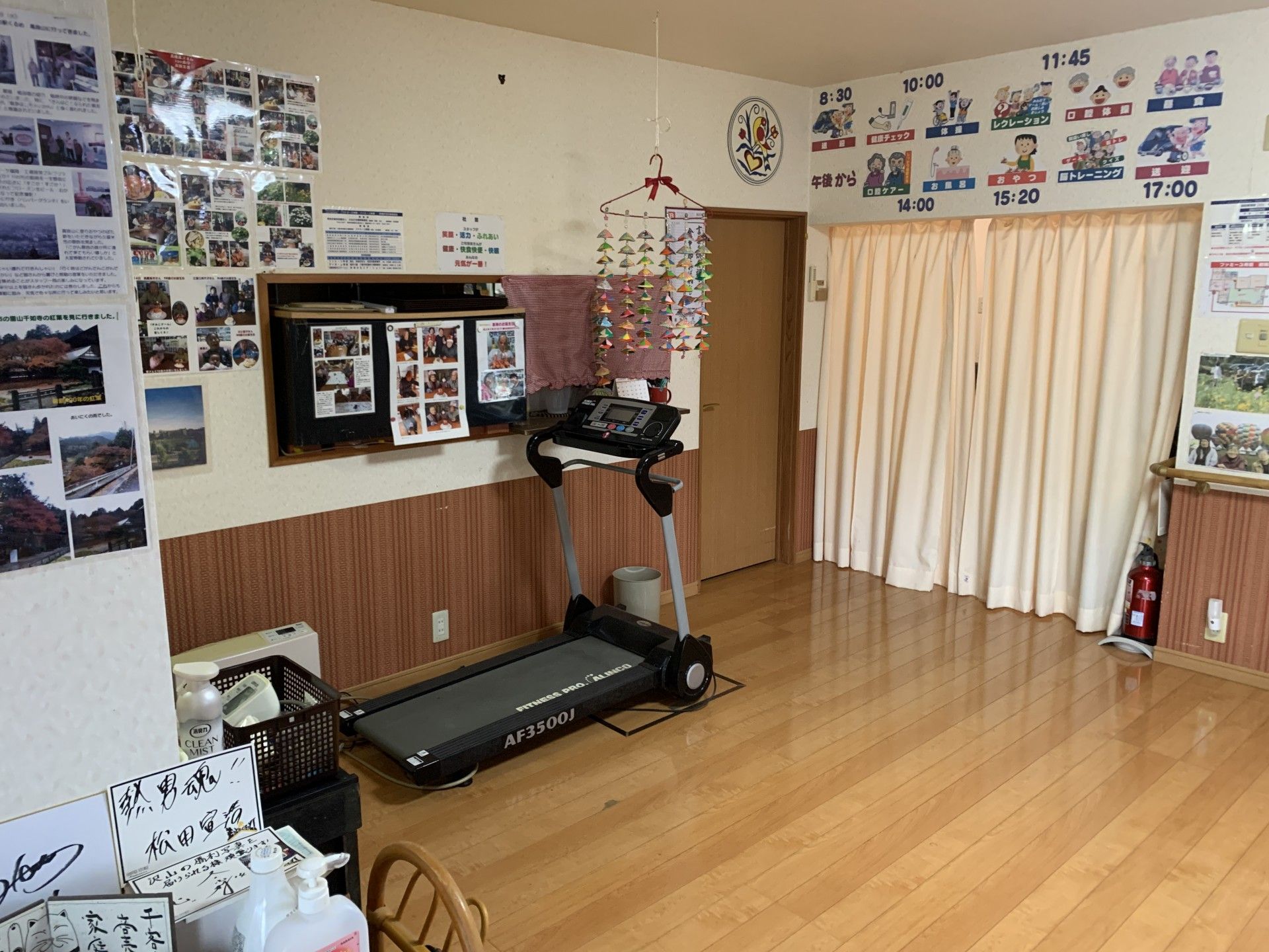 運動器具と掲示物のある部屋