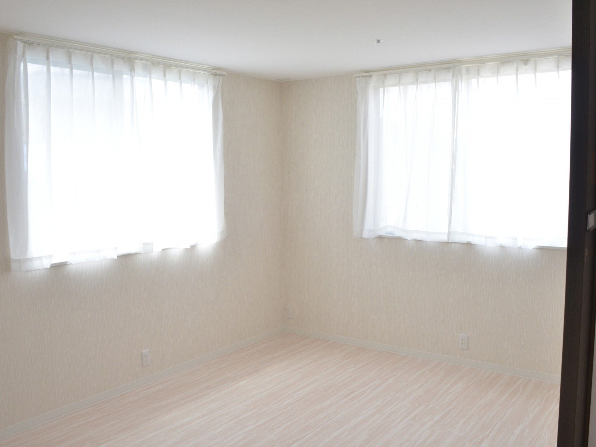 明るい部屋の窓辺