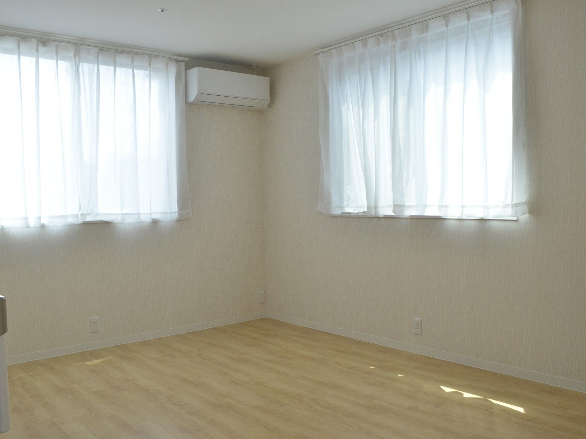 日差しが差し込む部屋