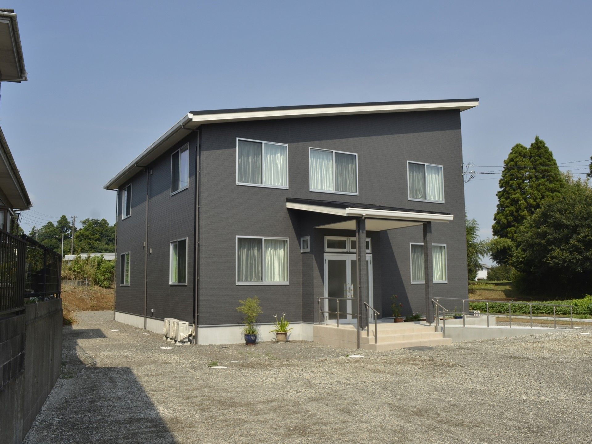 落ち着いた外観の建物