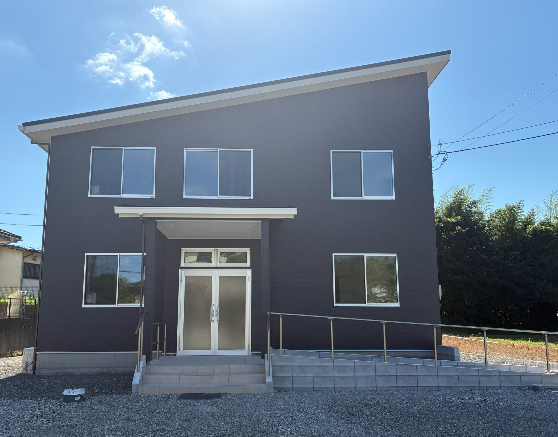 広い玄関の建物外観