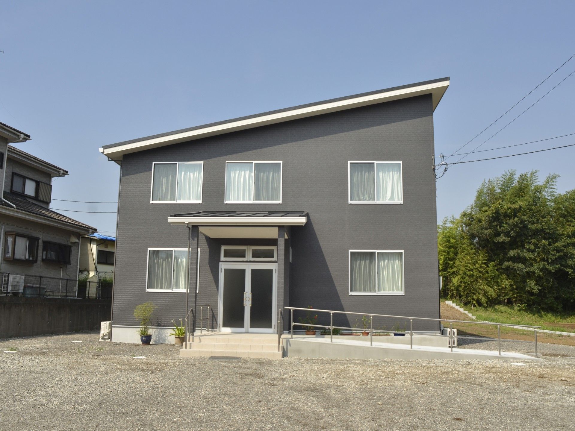 落ち着いた外観の建物