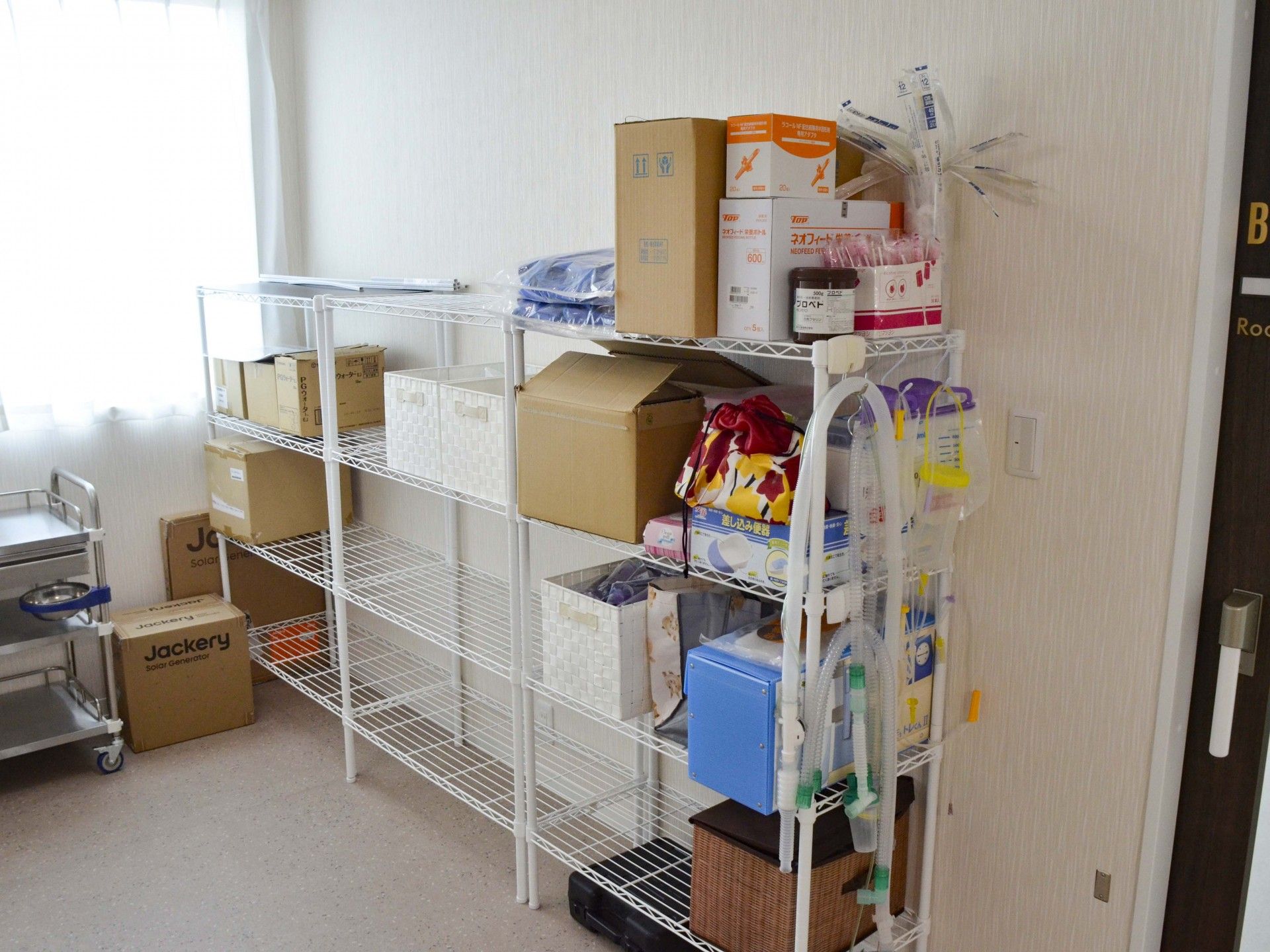 備品が整然と並ぶ棚