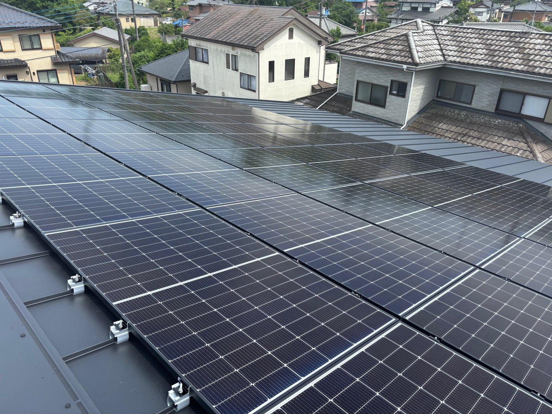 屋根の太陽光パネル