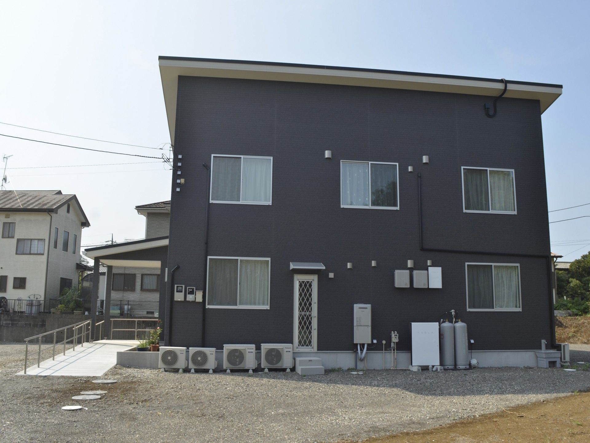 落ち着いた外観の建物