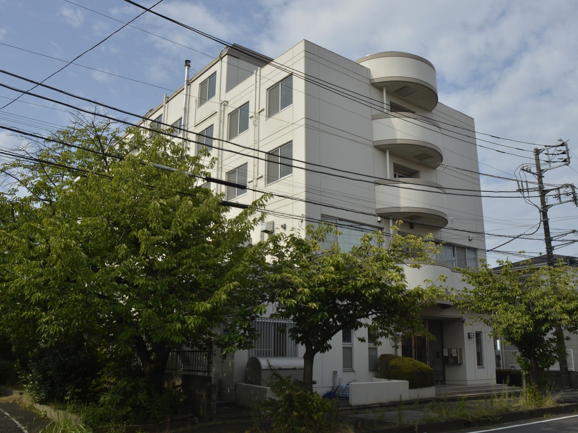 緑に囲まれた建物外観