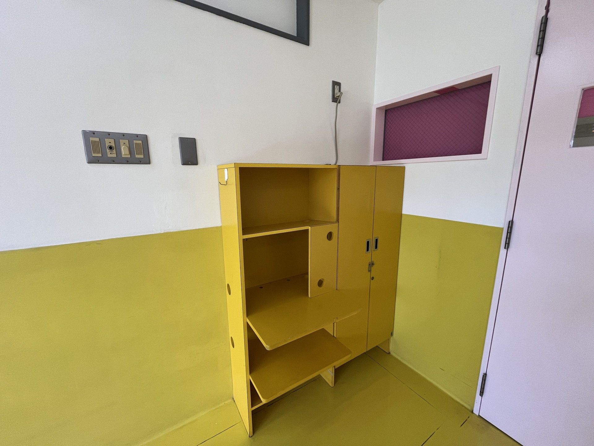 黄色い収納棚のある壁