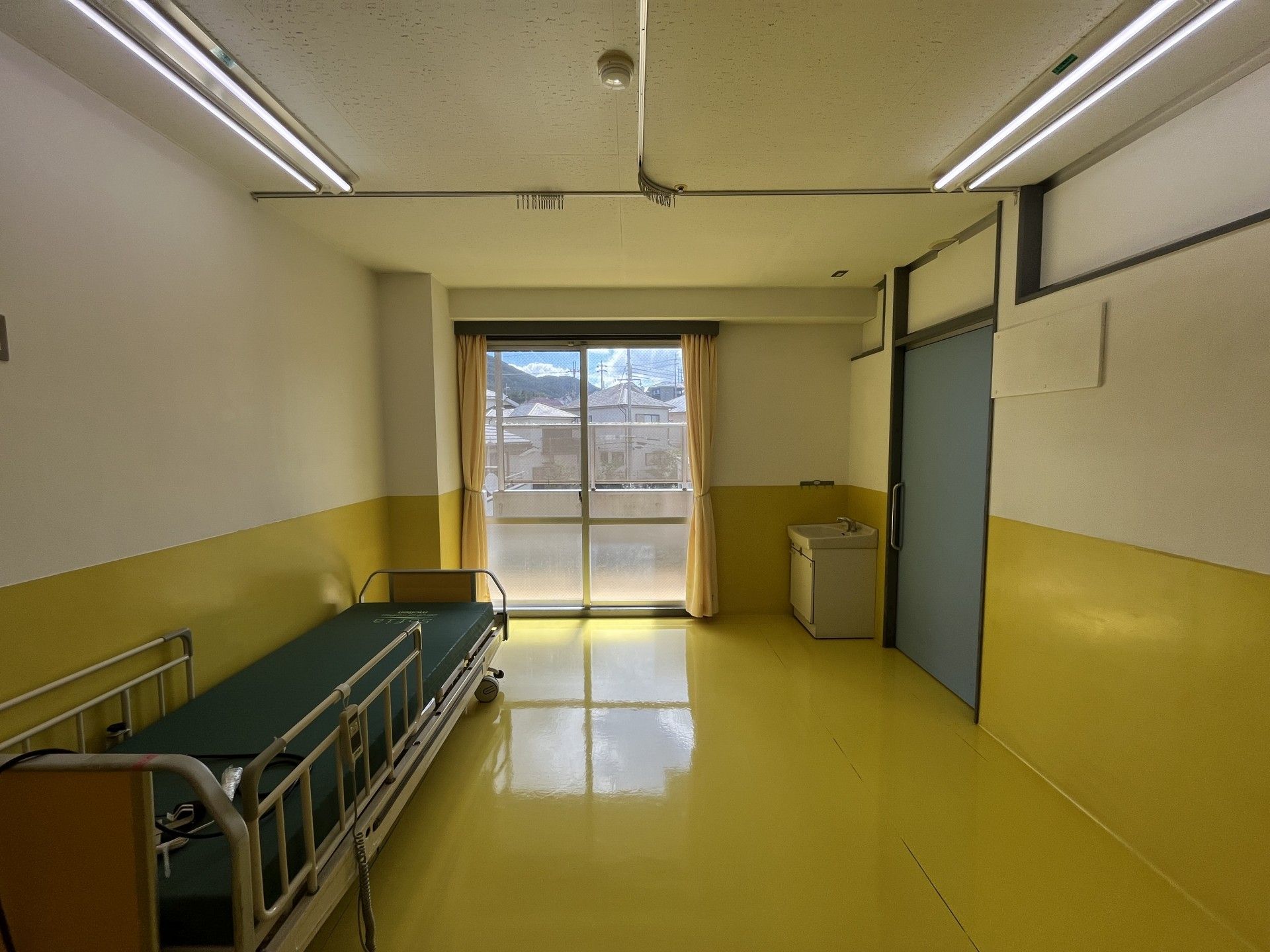 明るい個室のベッド