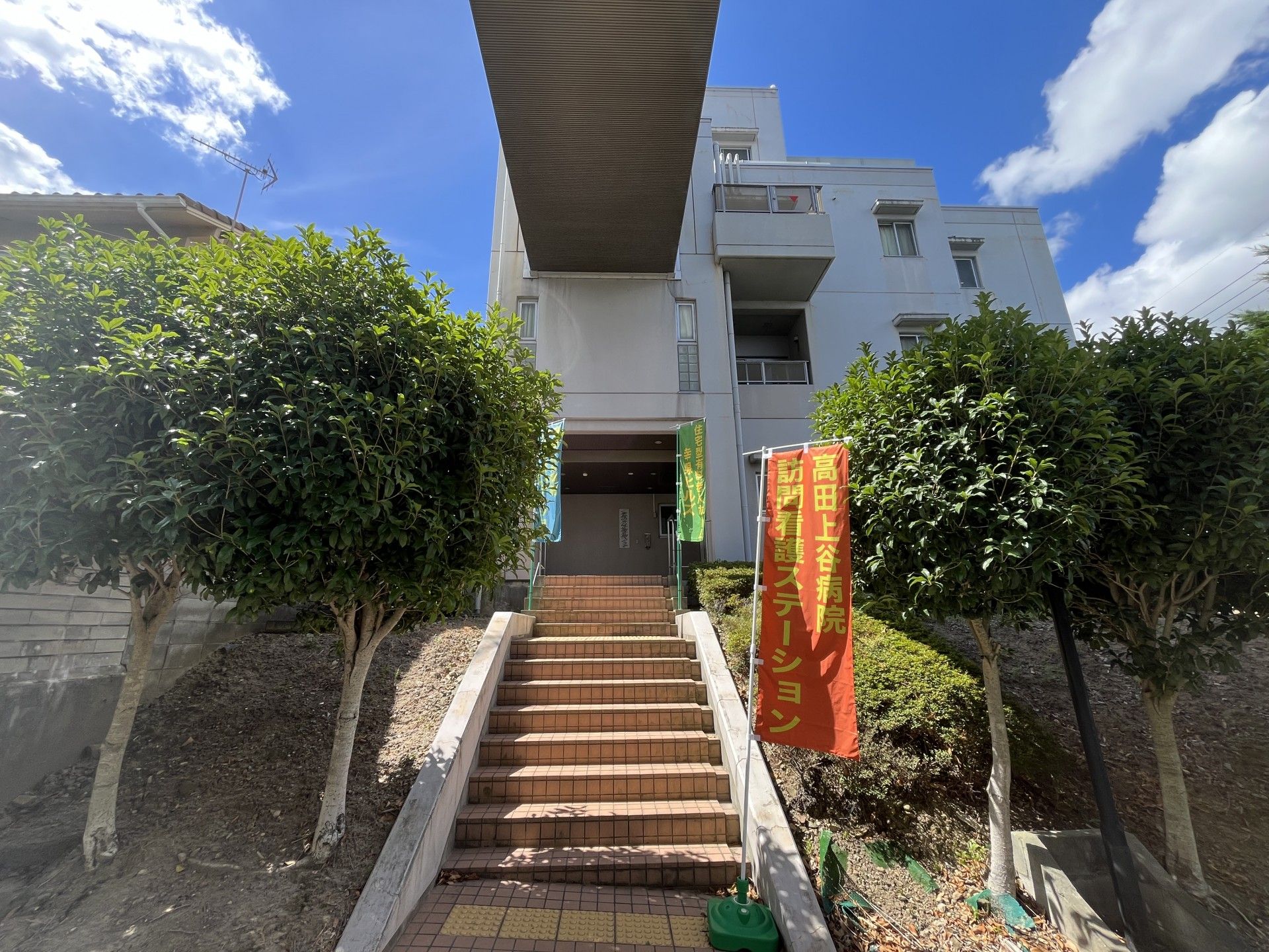 緑に囲まれた建物の入口