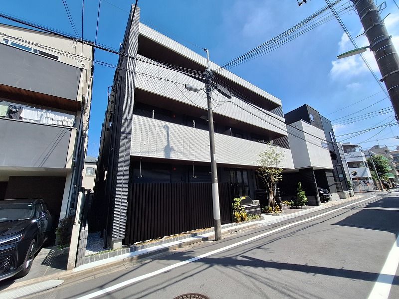 落ち着いた外観の建物