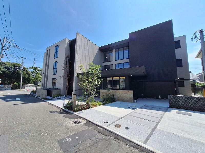 落ち着いた外観の建物