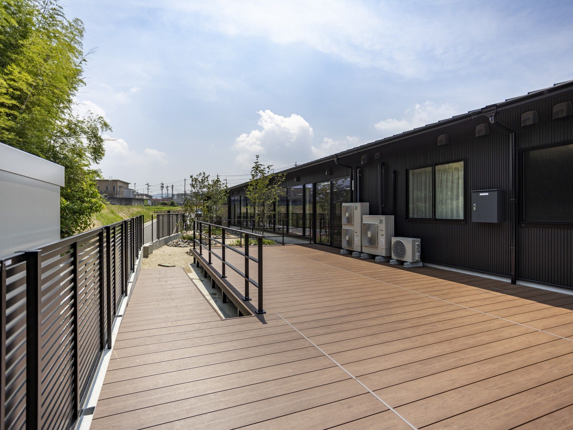 広いウッドデッキの通路