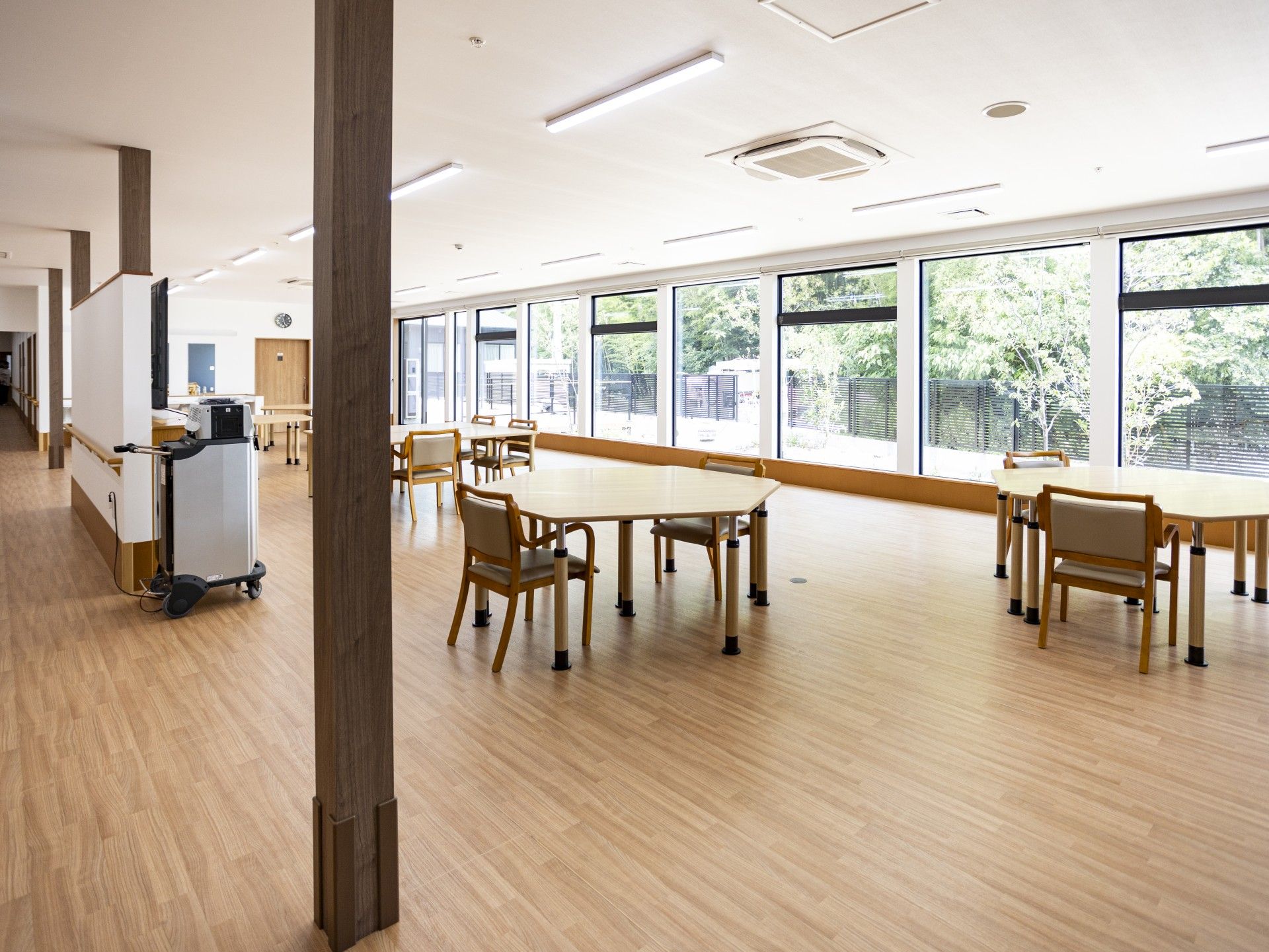 大きな窓のある明るい部屋