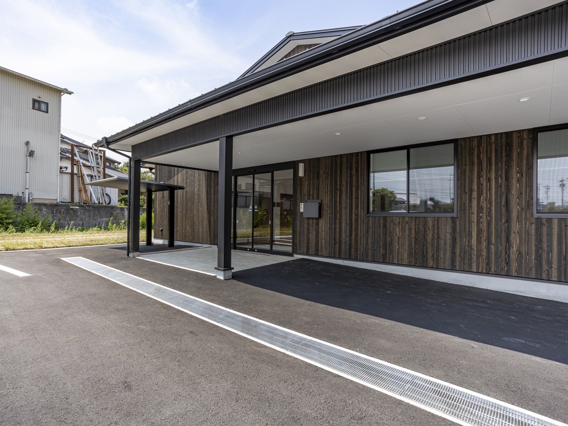 広いエントランスの外観