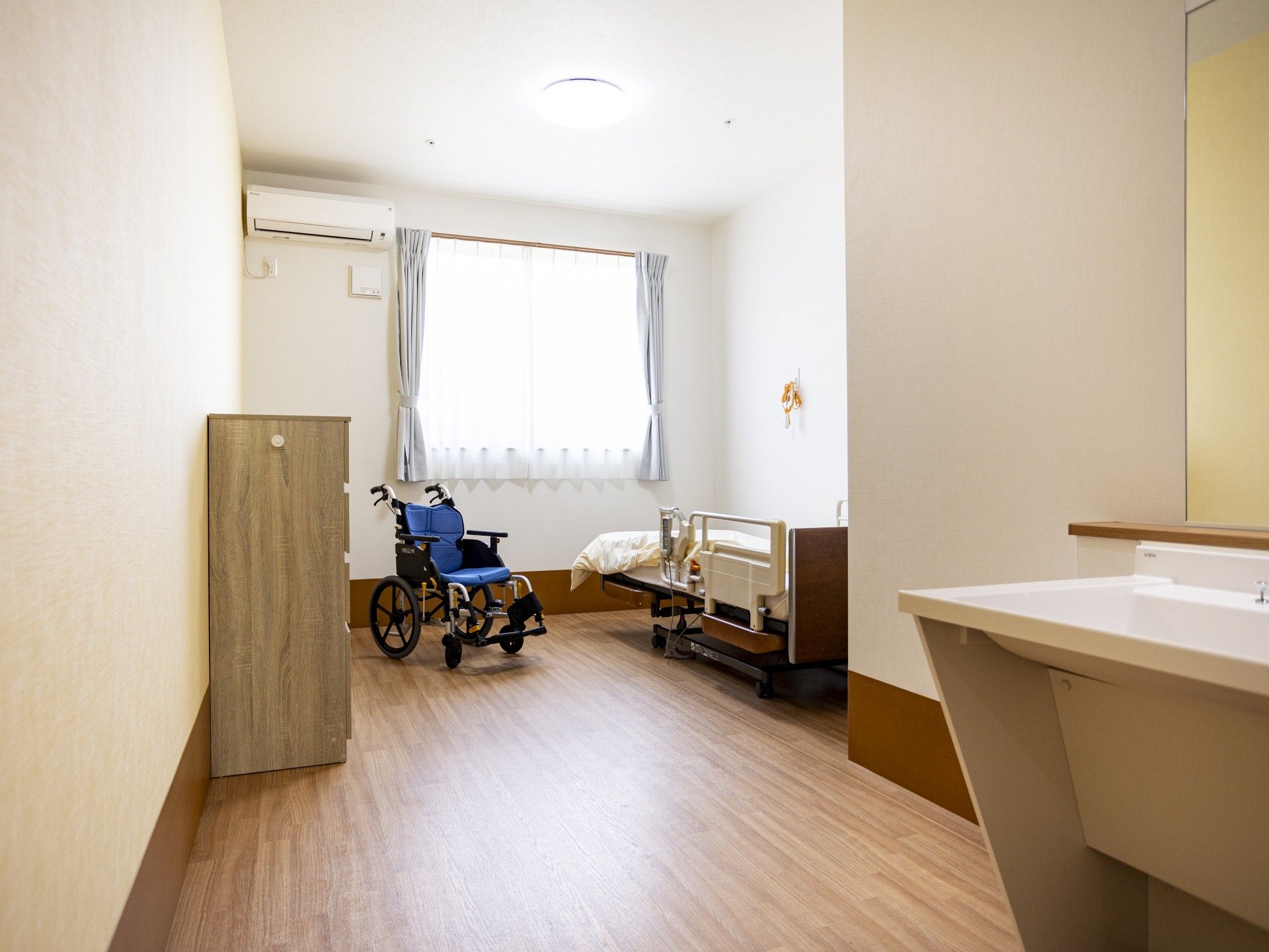 車椅子とベッドのある部屋