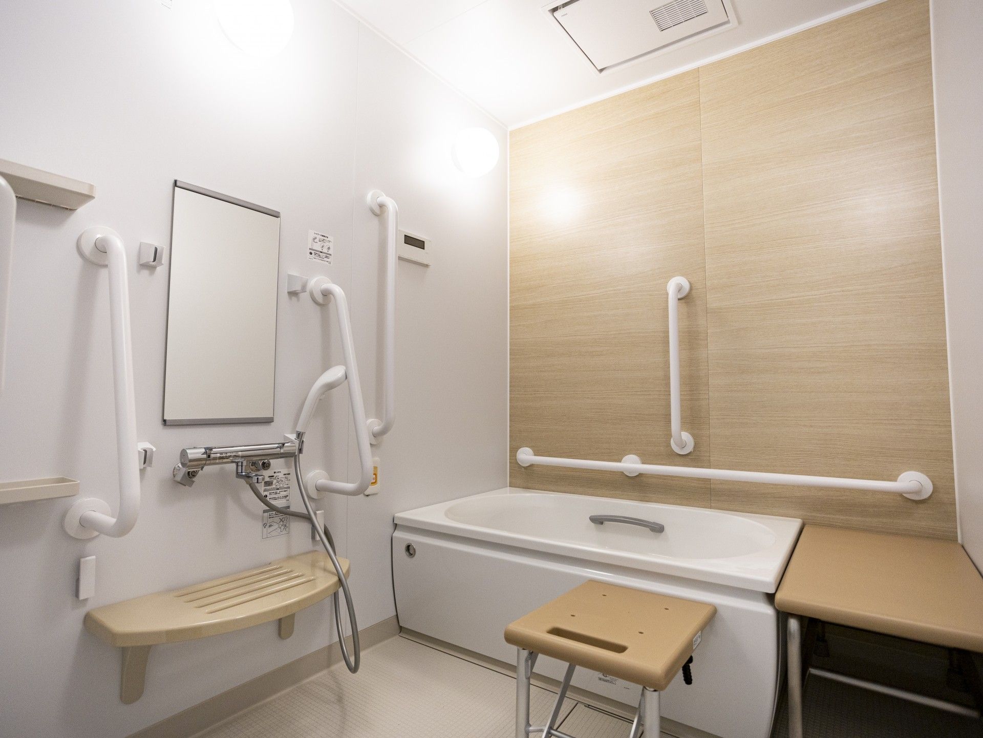 手すり付きの浴室