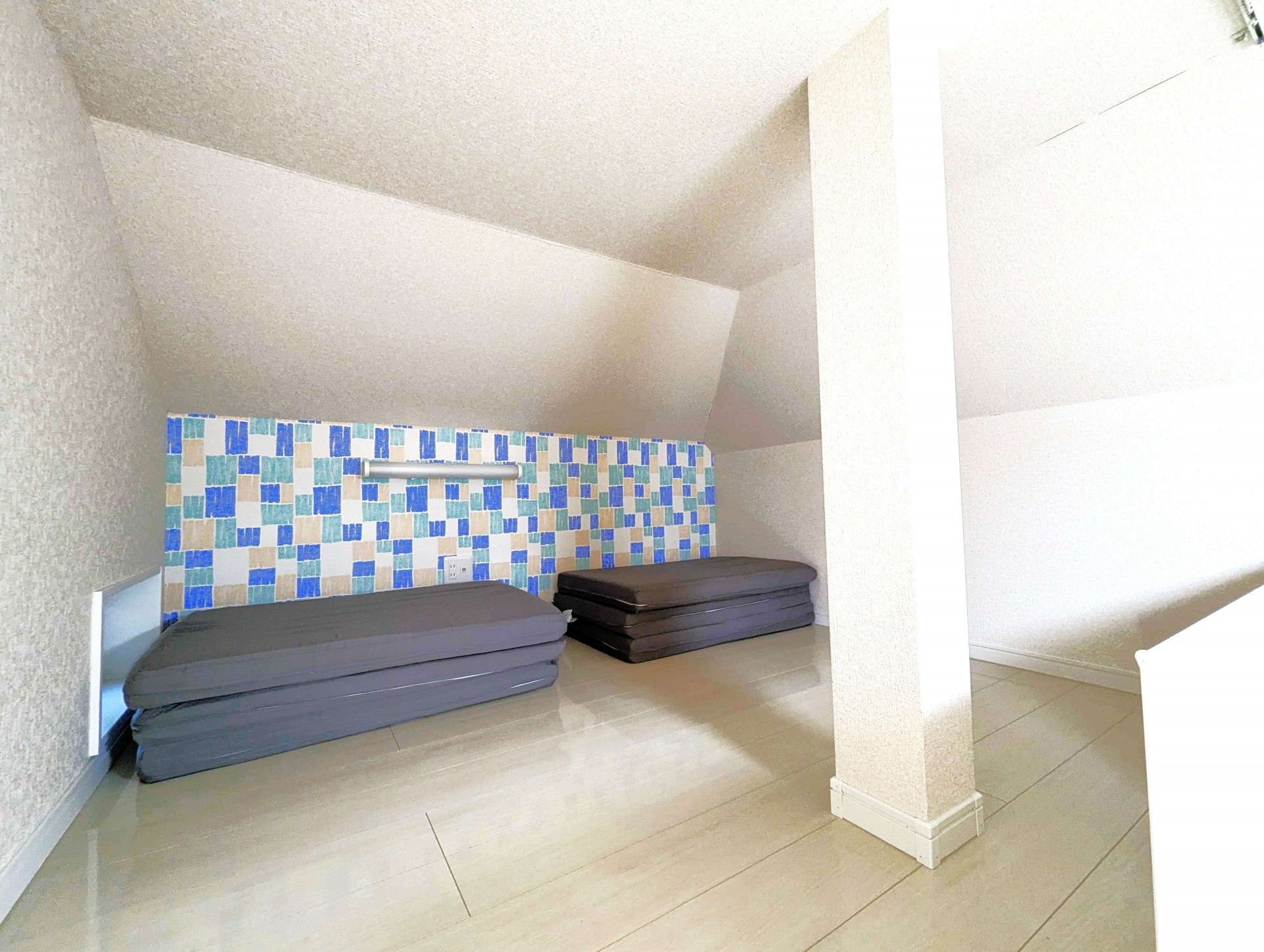 カラフルな壁の部屋