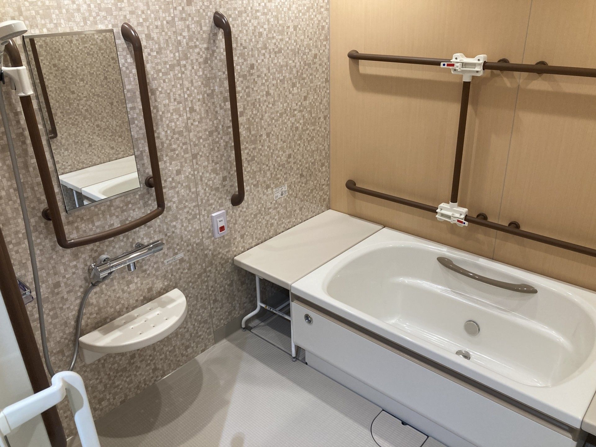 手すり付きの浴室