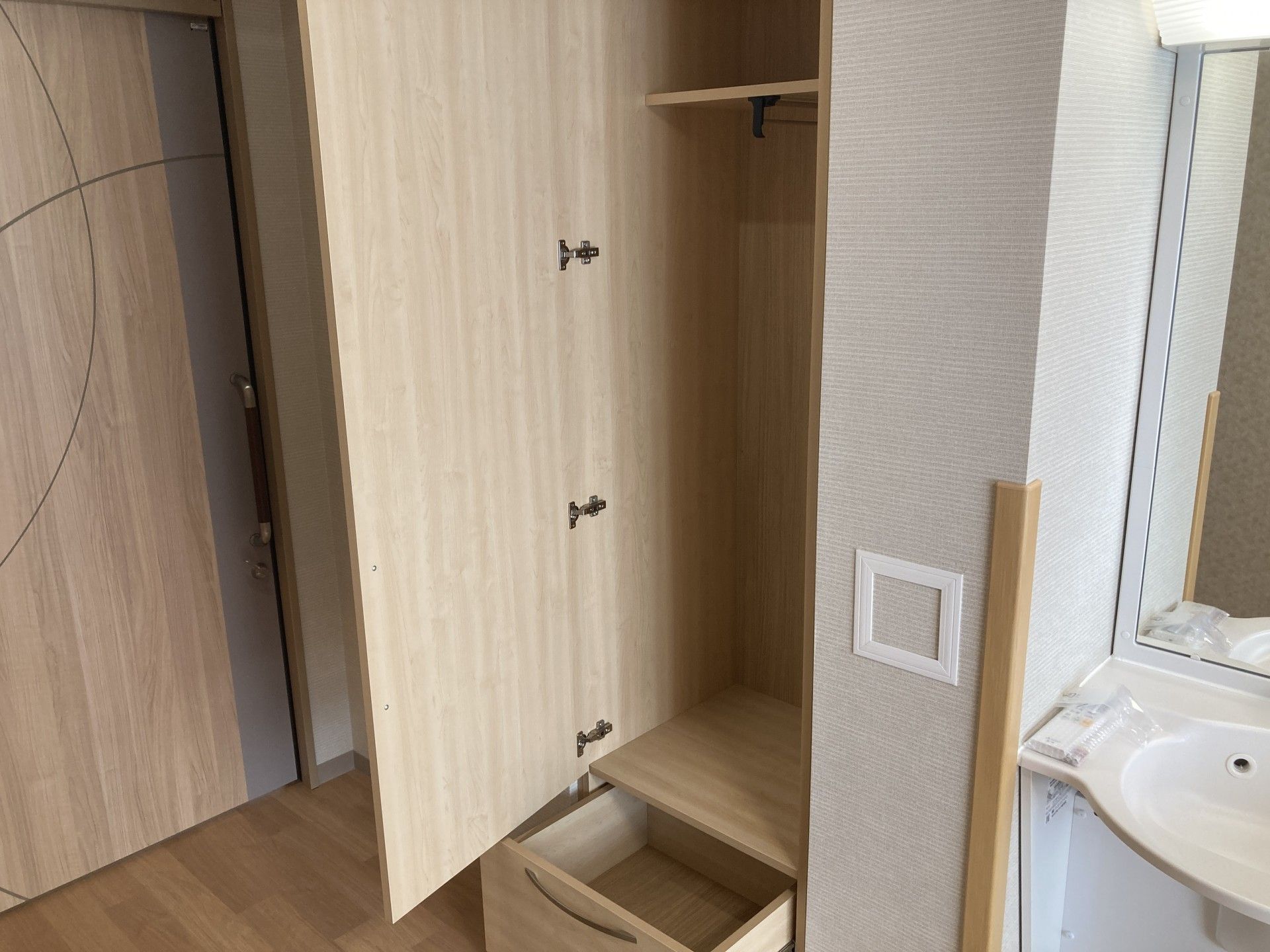 収納と洗面台のある部屋