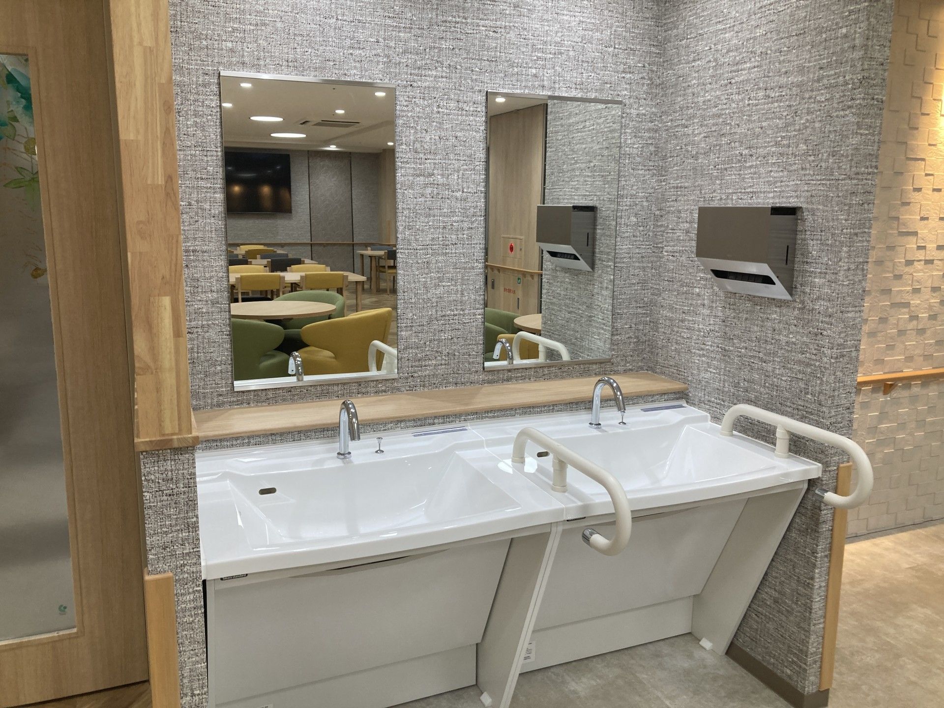 手洗い場と鏡のある空間