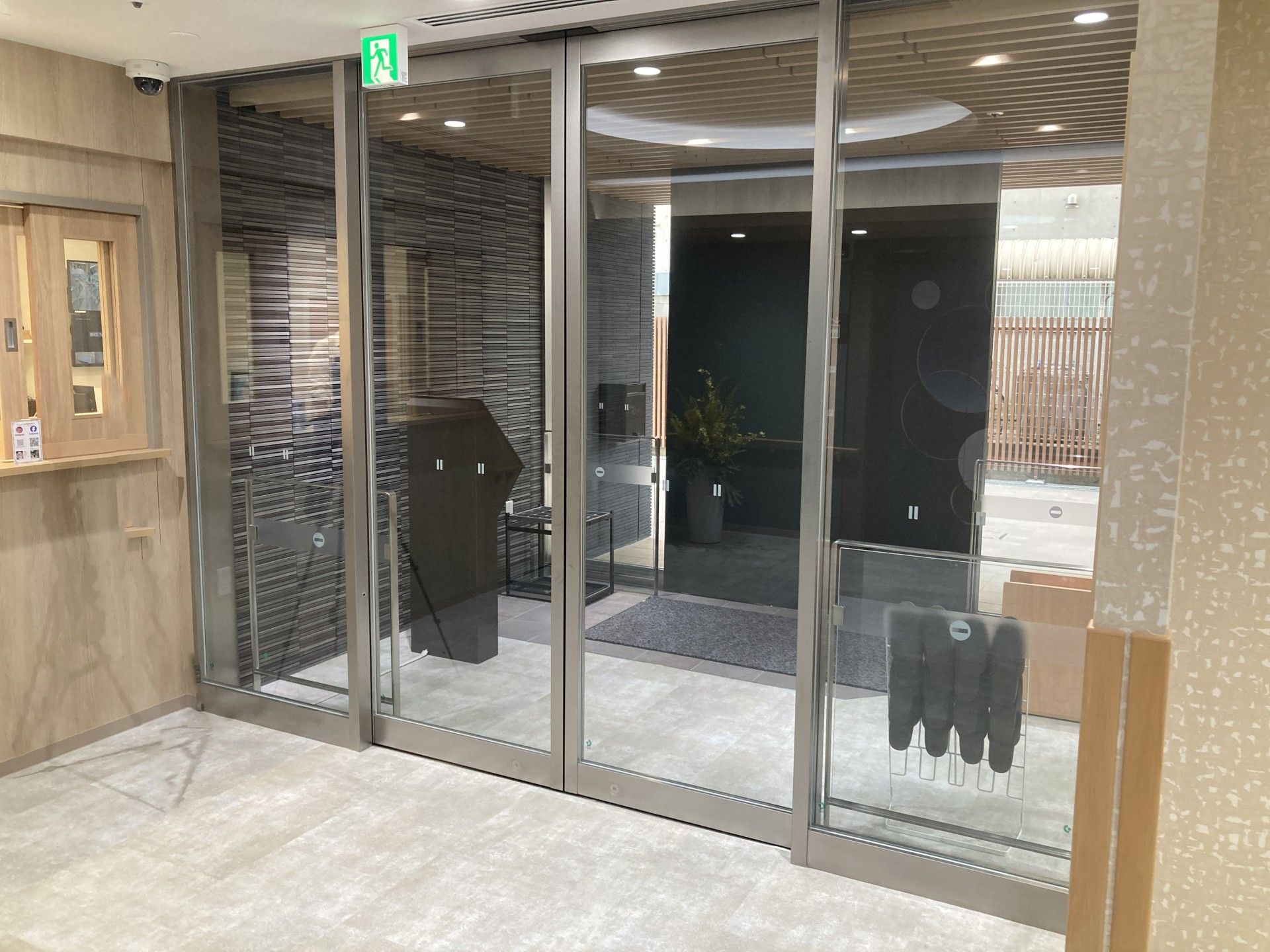 ガラス扉のあるエントランス