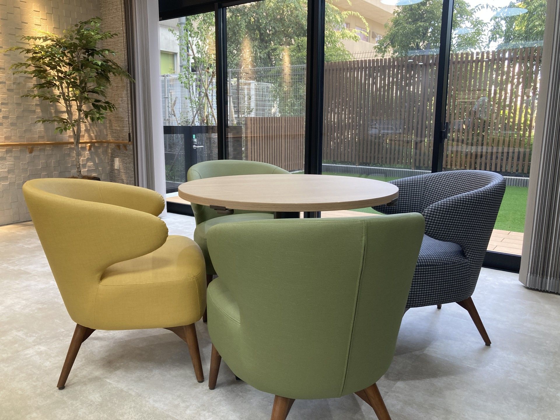 自然光が差し込む談話スペース