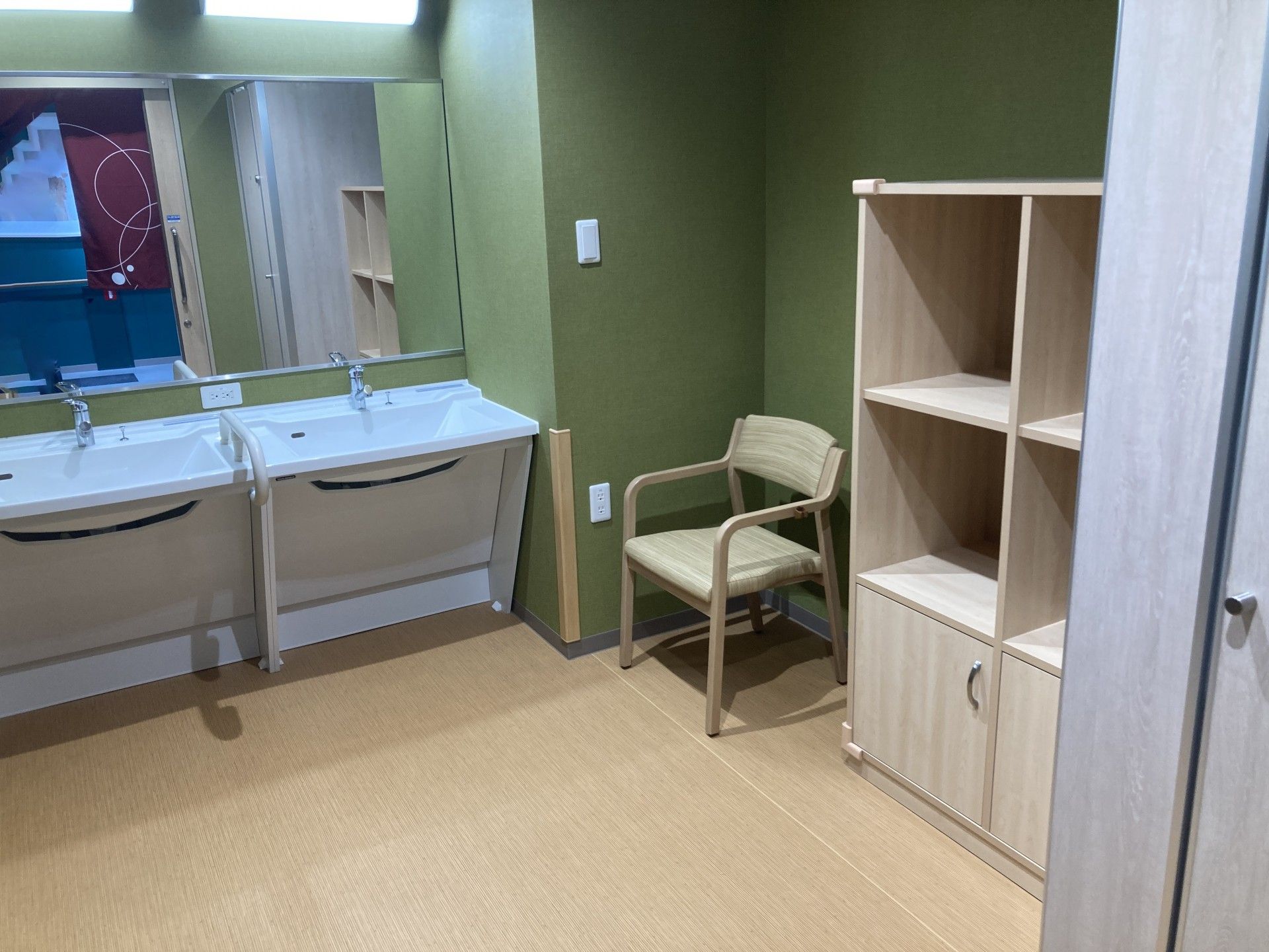 洗面台と椅子のある部屋