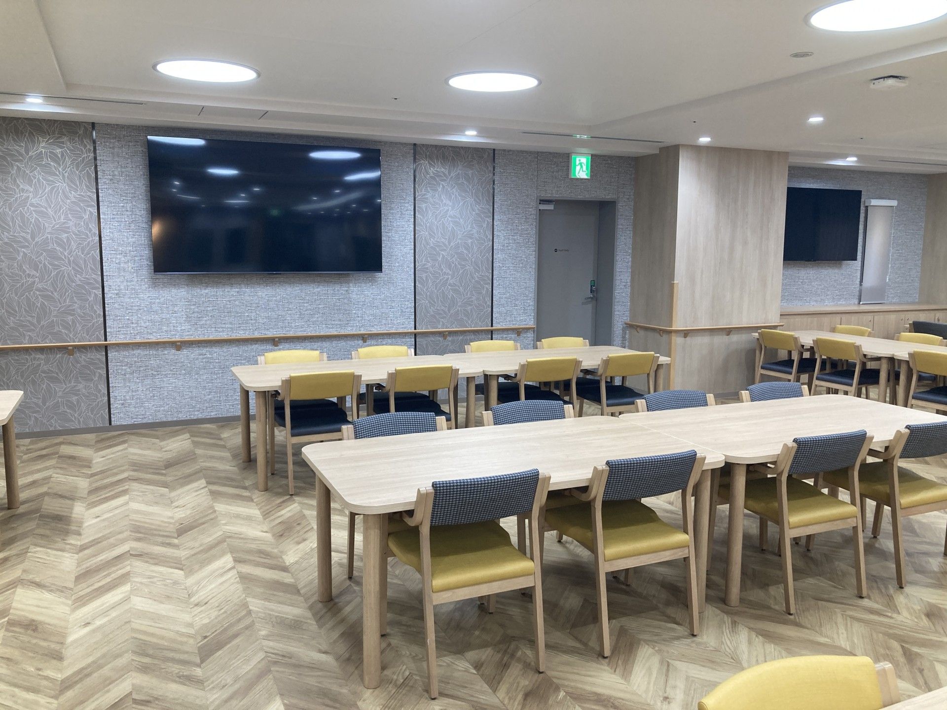 広いテーブルと椅子の部屋