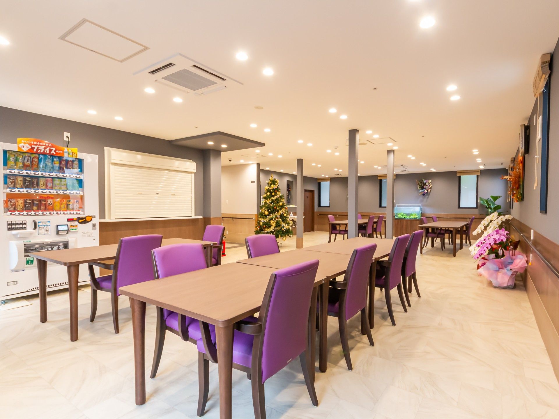 自動販売機とテーブルのある部屋