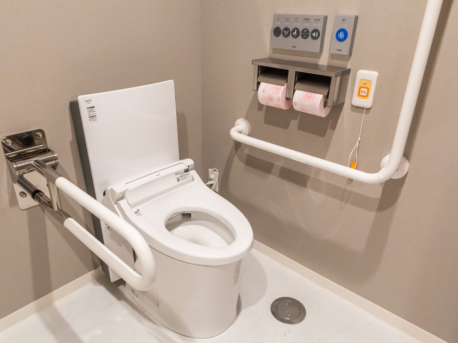 手すり付きのトイレ
