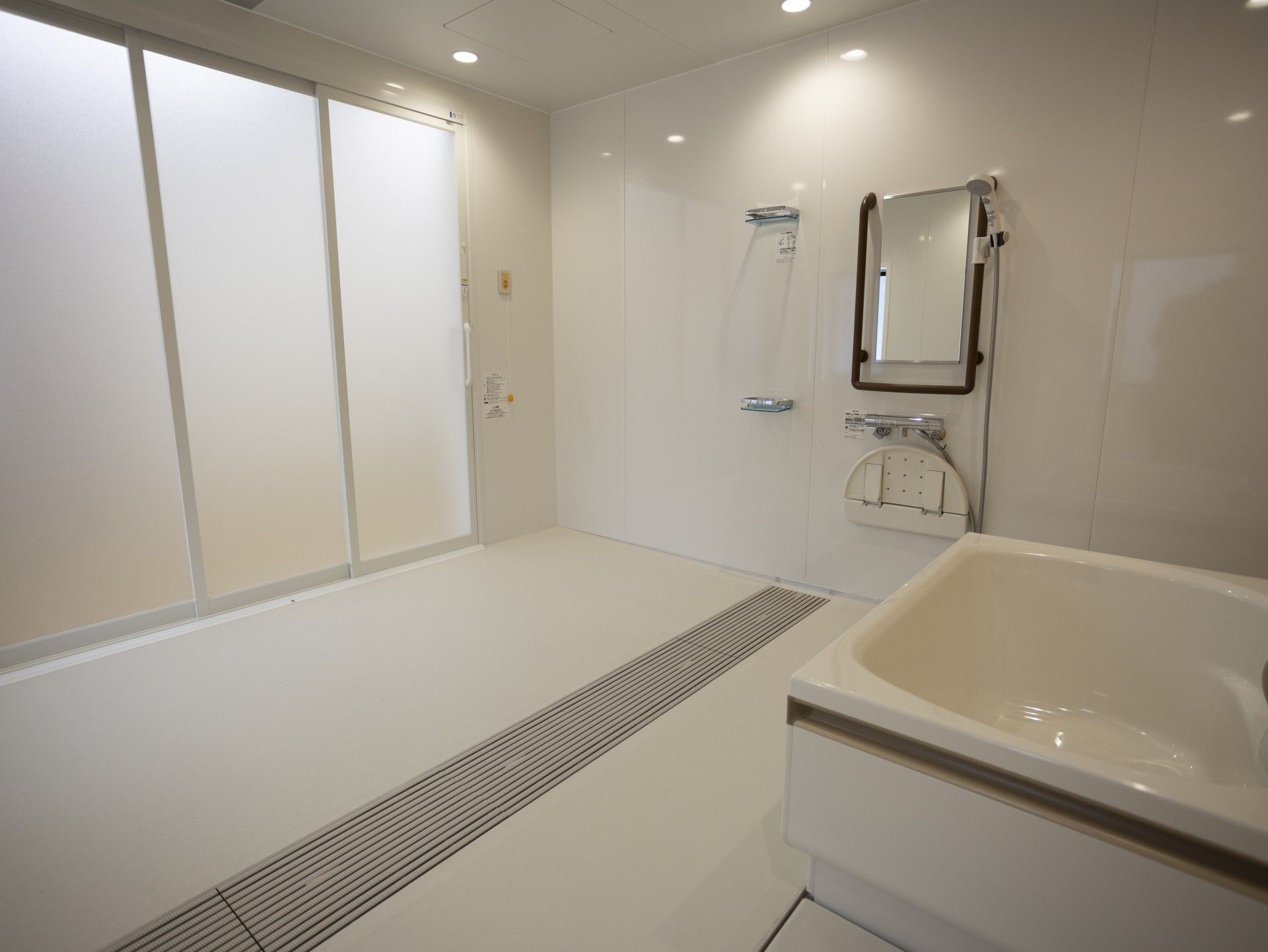 広々とした浴室