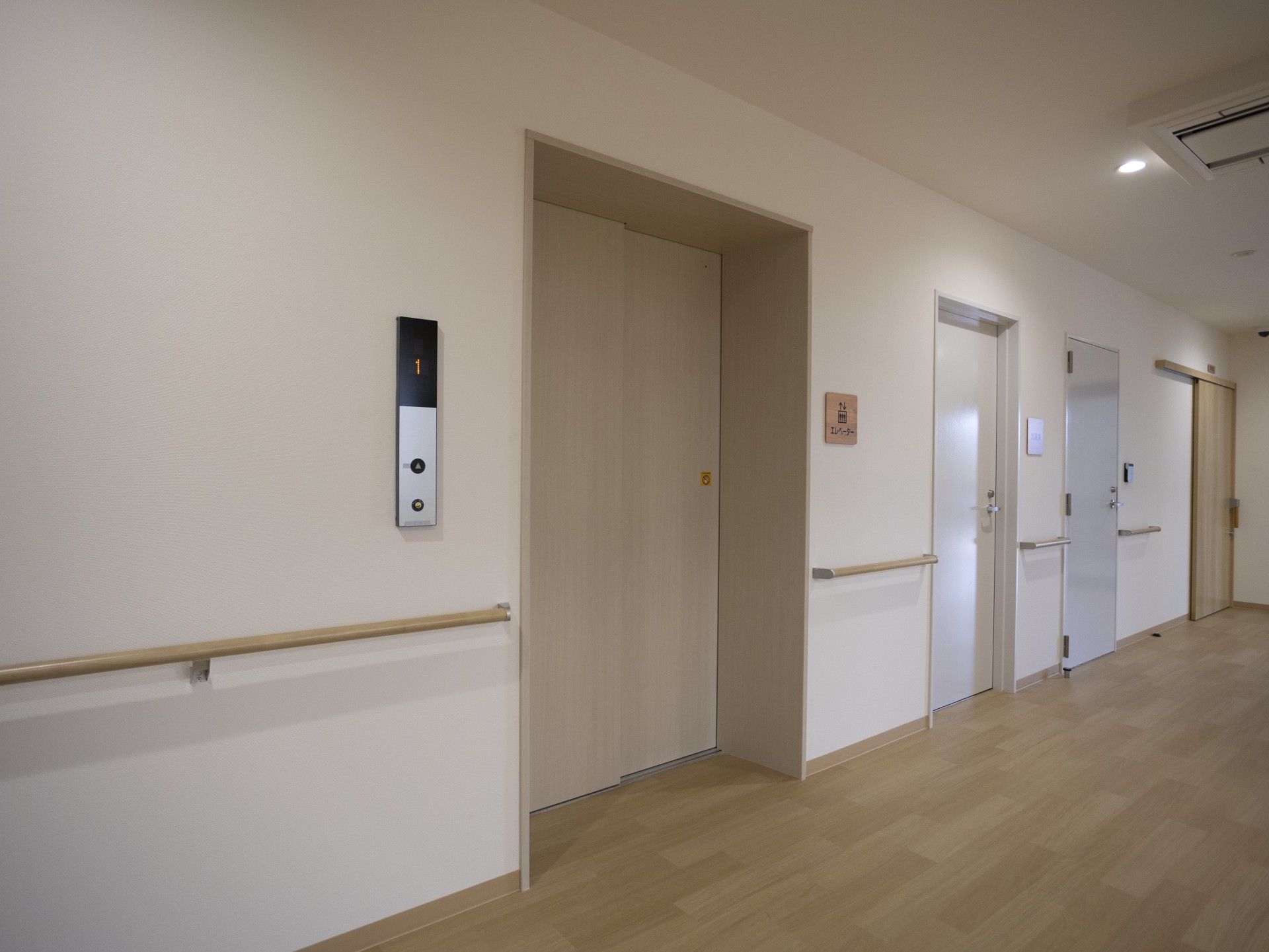 安全な廊下の手すり